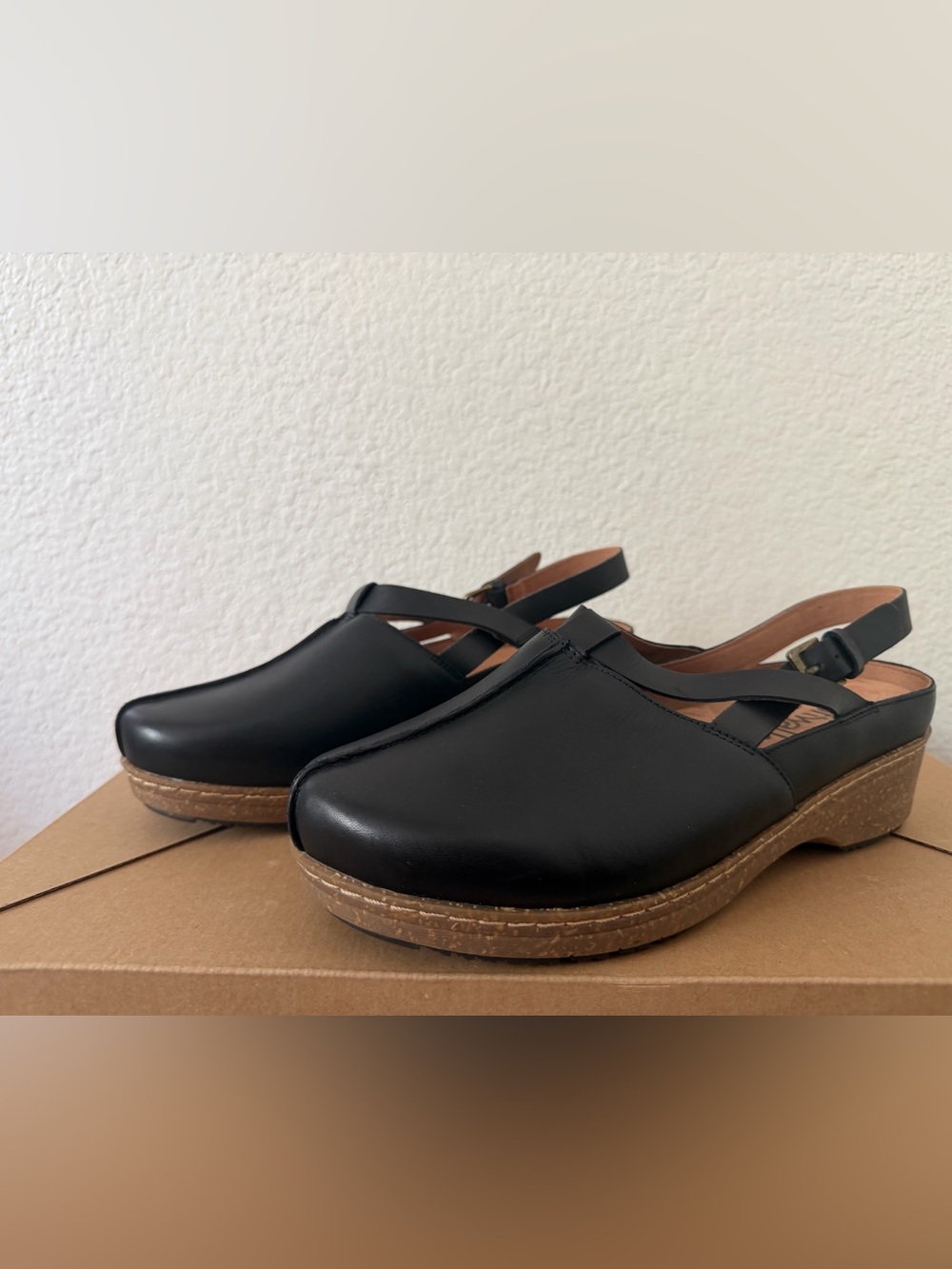 Softwalk Arica, Black Leather Sandals, size 9,5WW - Picture 3 of 11